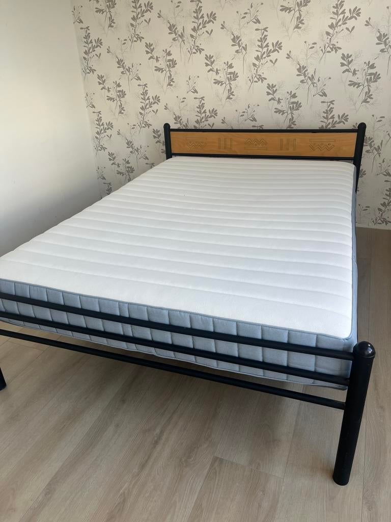 Bed met matras VESTERÖY ikea 140x200, Huis en Inrichting, Ophalen, Zwart, 140 cm, 200 cm
