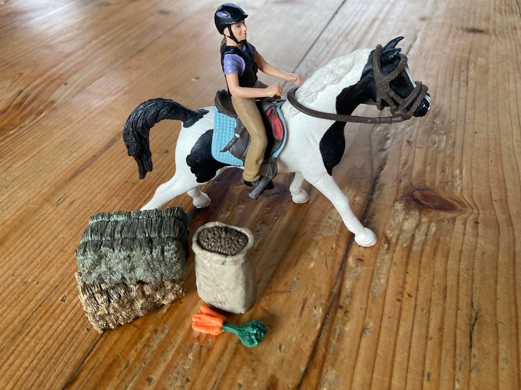 Schleich Paard met tuig, rijder en voer, Ophalen of Verzenden, Gebruikt