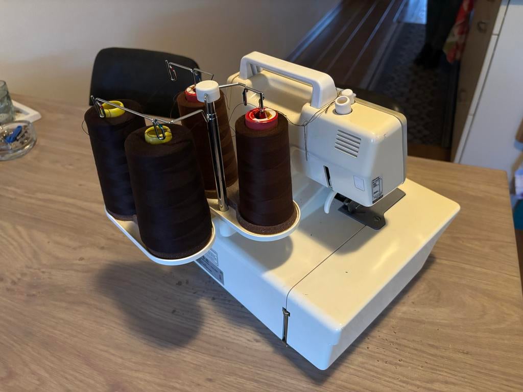 Bernette Lockmachine - Perfect voor al uw naaiprojecten!, Hobby en Vrije tijd, Naaimachines en Toebehoren, Gebruikt, Lockmachine