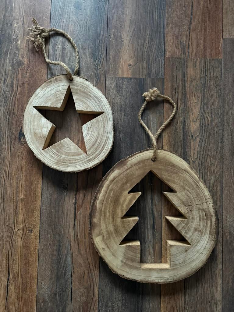 Twee houten kersthangers met een ster en een kerstboom, Diversen, Kerst, Ophalen of Verzenden, Zo goed als nieuw
