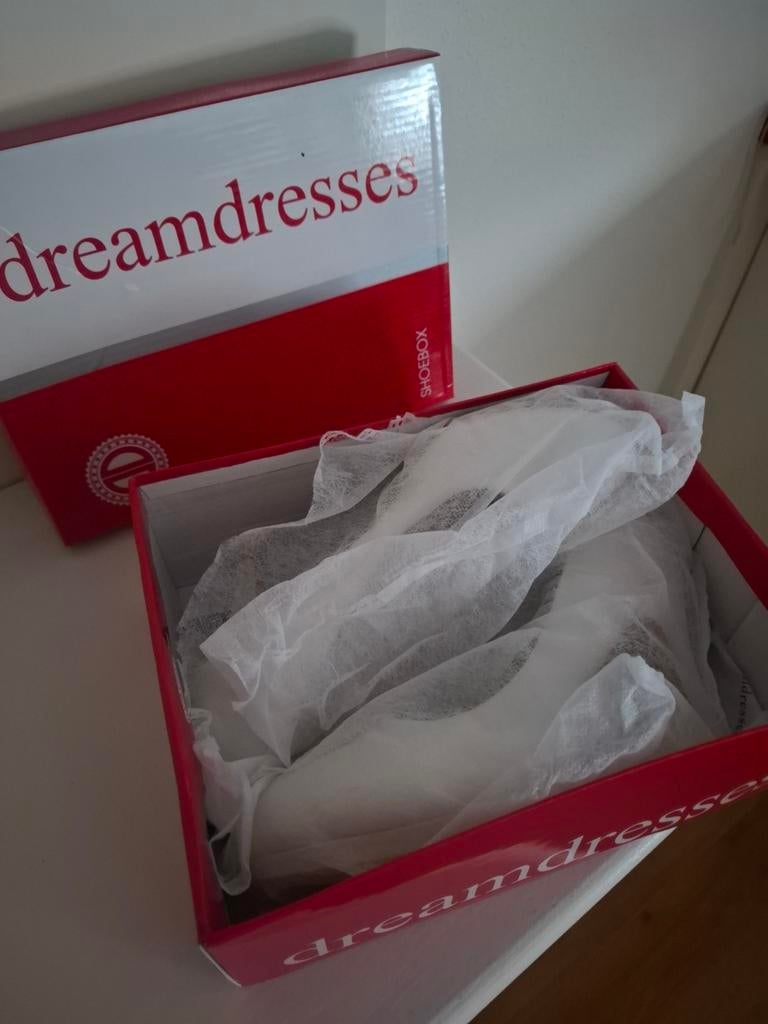 Offwhite satijnen trouwschoenen maat 39, Dreamdresses, Wit, Nieuw, Dansschoenen