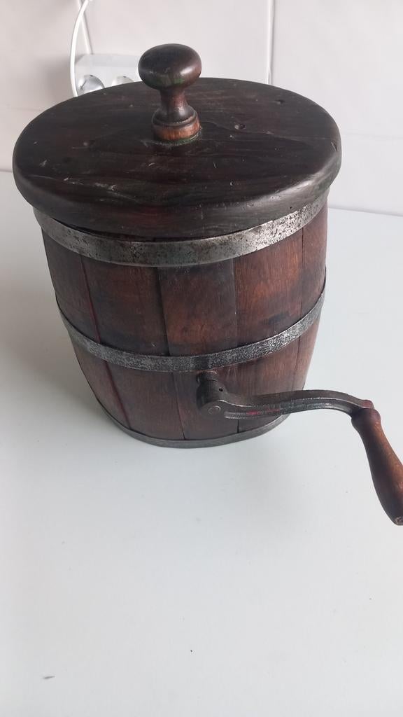 Oude hand-aangedreven boterkarn / boterton, Ophalen