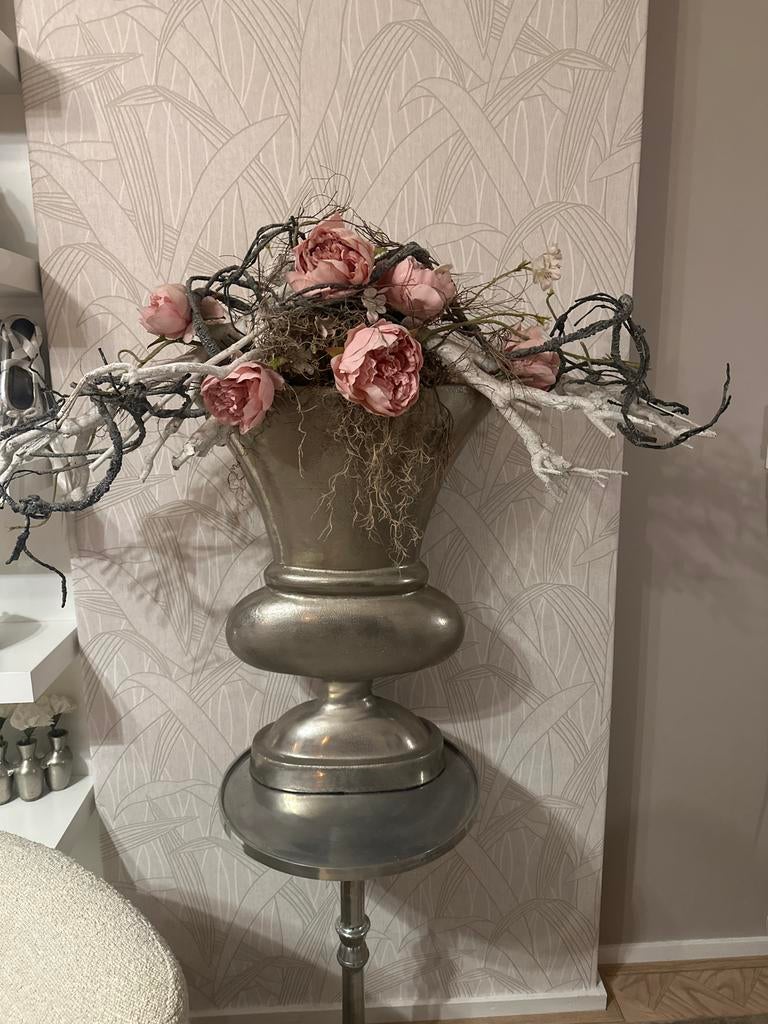 Grote aluminium vaas met bloemstuk, Huis en Inrichting, Woonaccessoires | Vazen, Ophalen, Overige materialen, Gebruikt, Overige kleuren