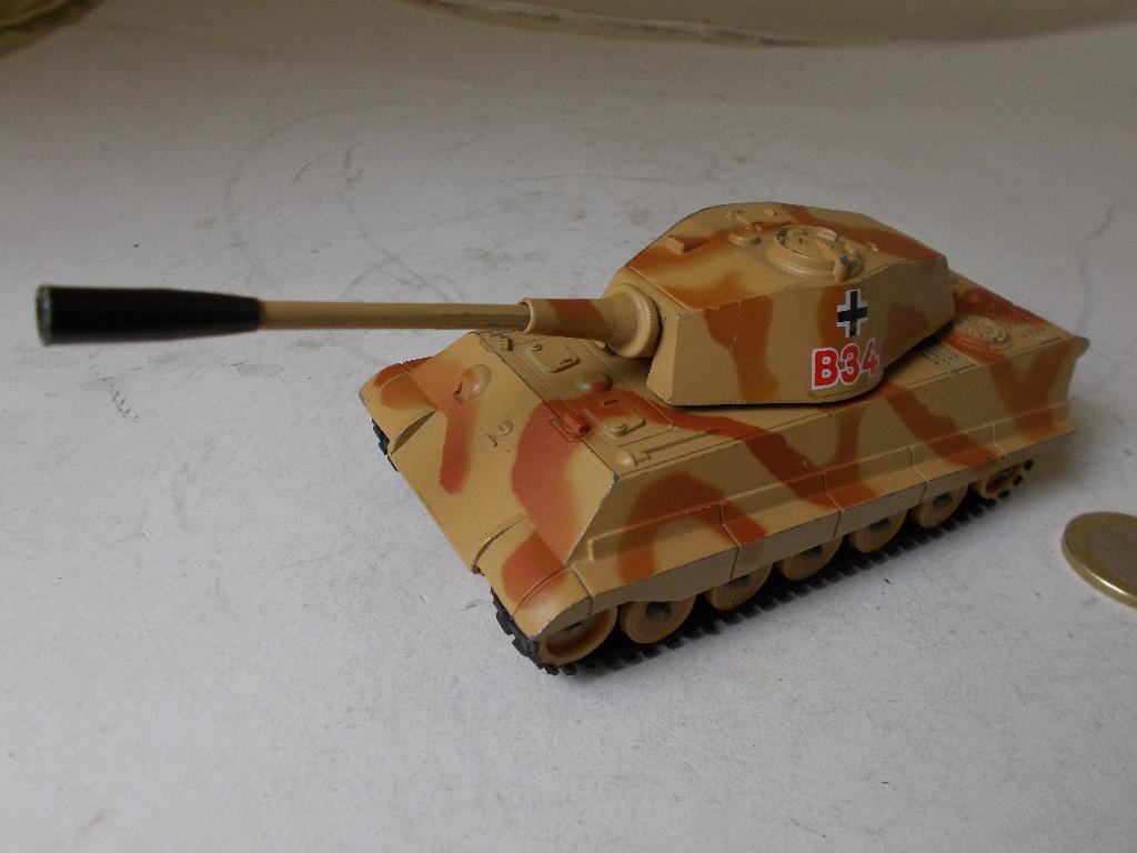 1974 Corgi Toys 904. KING TIGER GERMAN HEAVY TANK Izgst! (C)