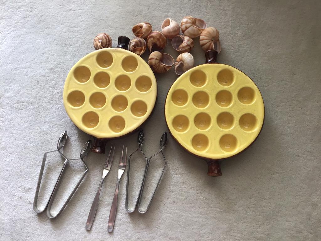 Slakken pannetjes geel-bruin, Ophalen of Verzenden, Zo goed als nieuw, Overige materialen, Overige typen