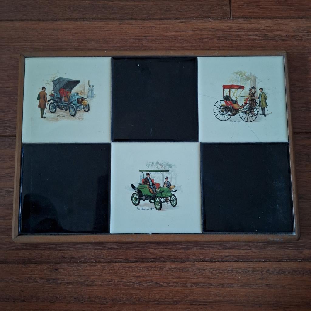 Tegeltableau 34 x 23,5 cm antieke auto's (helaas schade), Antiek en Kunst, Antiek | Wandborden en Tegels, Ophalen of Verzenden