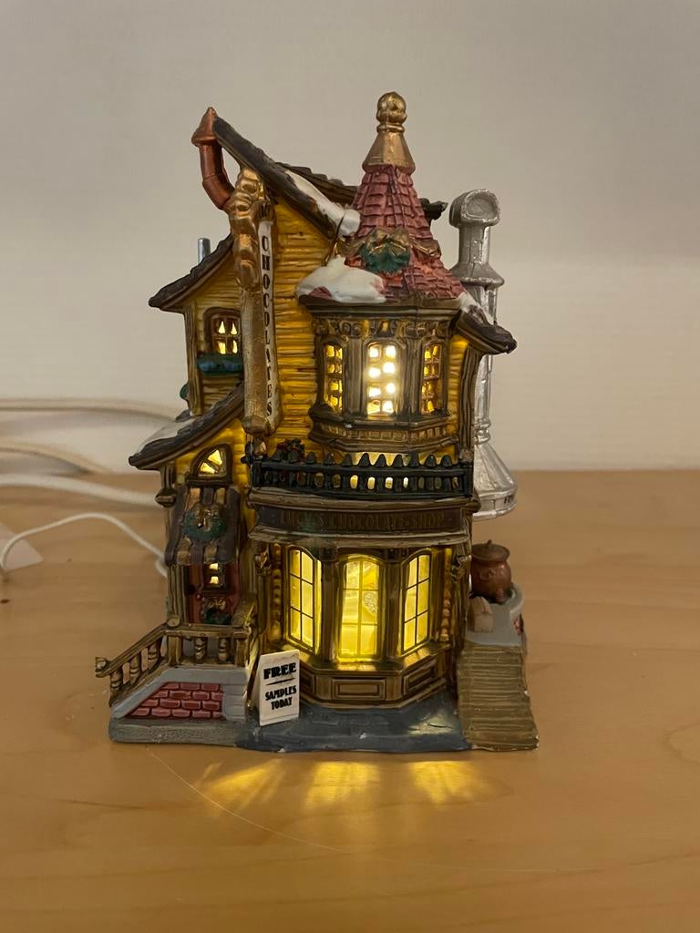 2004 lemax Lucy’s Chocolate shop, Ophalen of Verzenden, Zo goed als nieuw