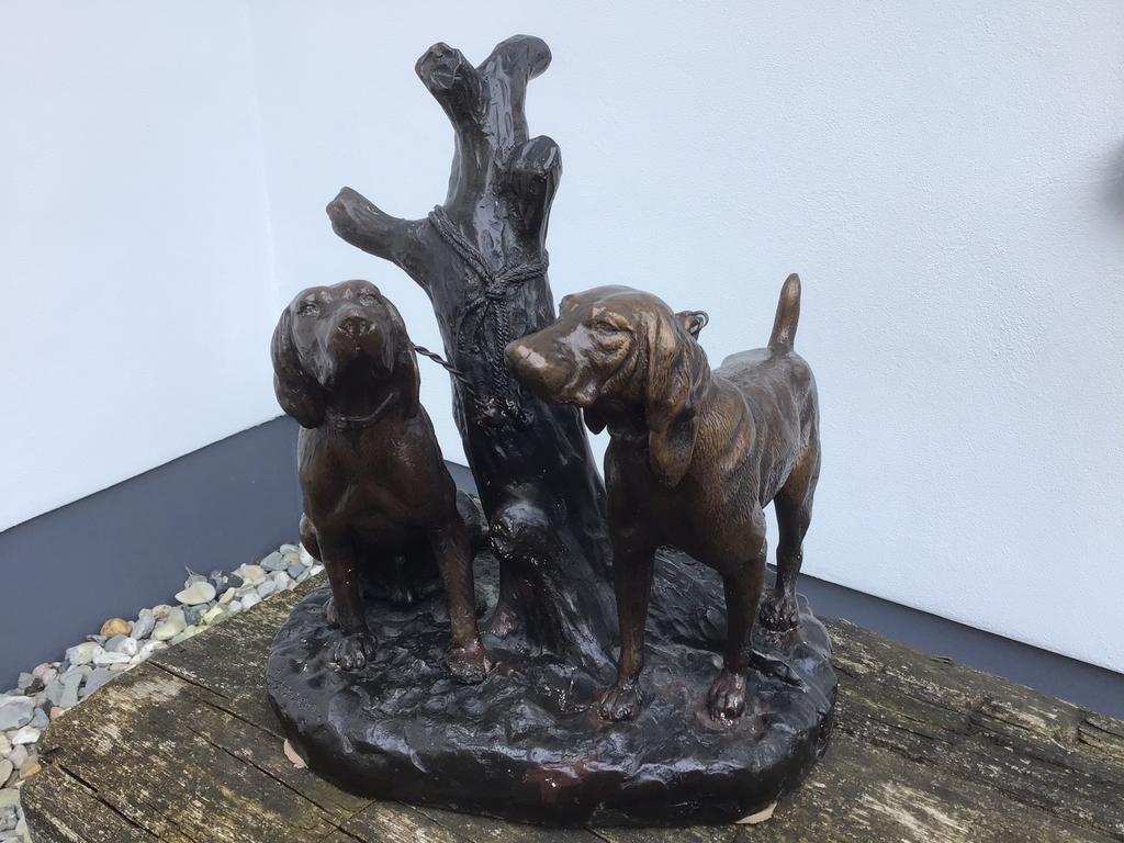Bronzen sculptuur - stel honden bij boom, gesigneerd Johnson, Ophalen of Verzenden