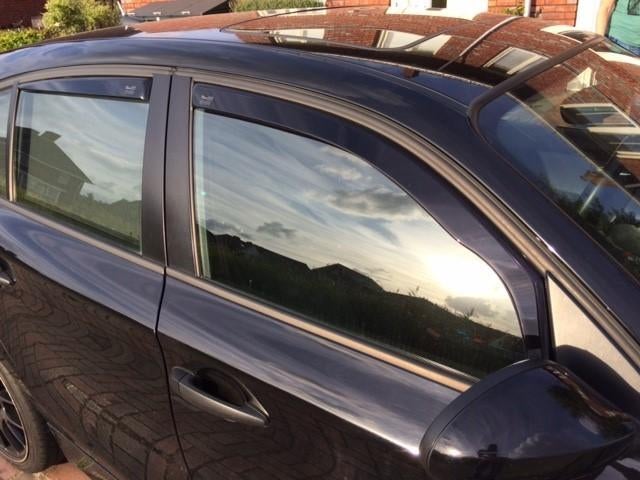 Zijwindschermen pasvorm getint raamspoilers heko windvangers, Auto diversen, Tuning en Styling, Ophalen of Verzenden