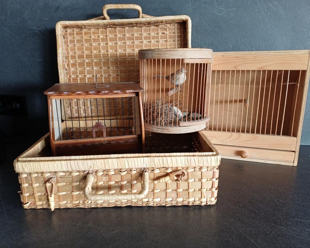 Rieten Koffertje met 3 Vogelkooien voor € 10, Ophalen