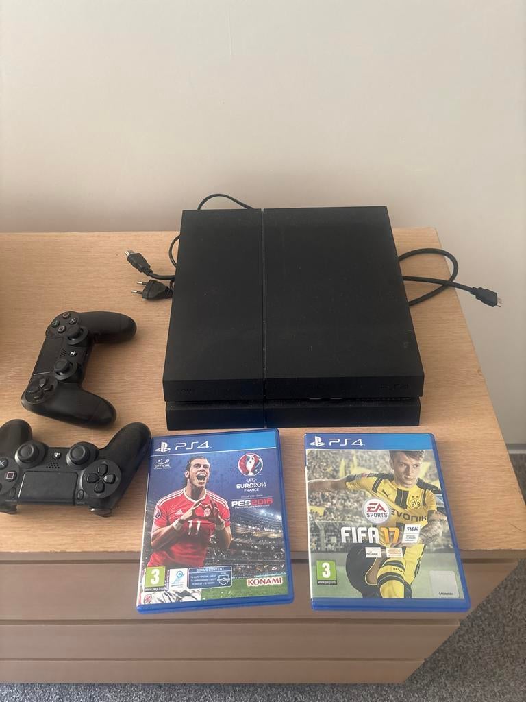 Playstation 4 met 2 games en 2 controllers, Gebruikt, 2 spelers, Eén computer, Ophalen of Verzenden