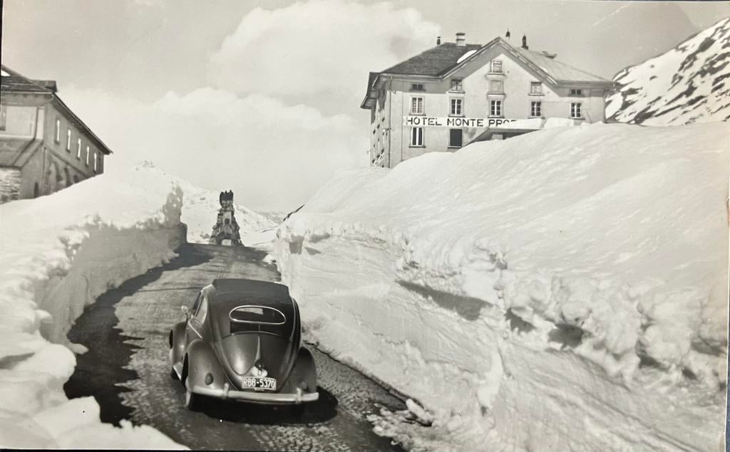 Ansichtkaart met auto VW Kever ovaal in Zwitserland, Ophalen of Verzenden, 1940 tot 1960, Voertuig