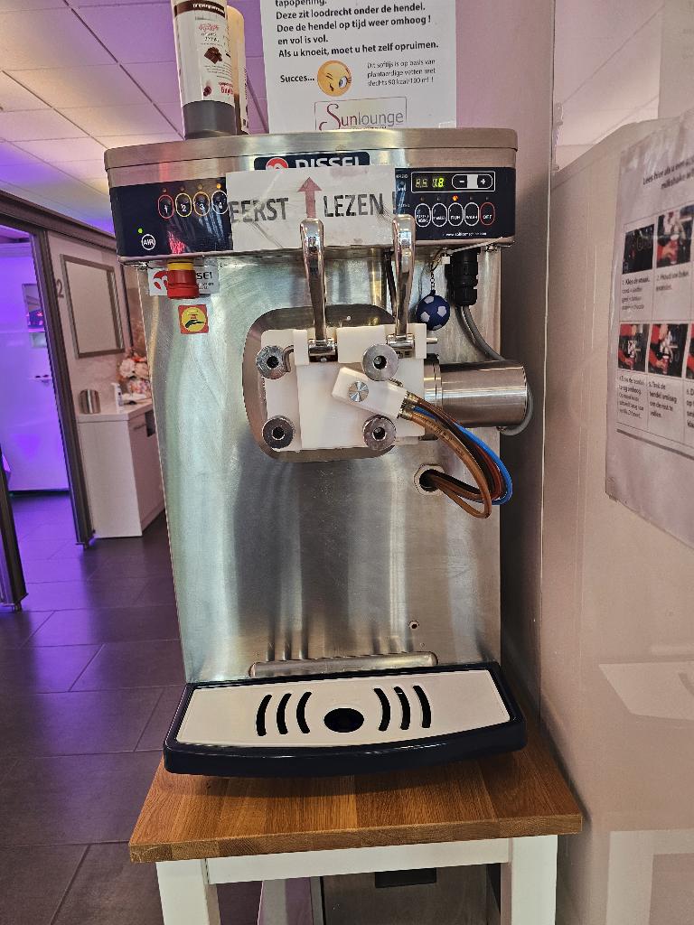 Softijsmachine met milkshake functie, Ophalen, Zo goed als nieuw, Zelfvriezend