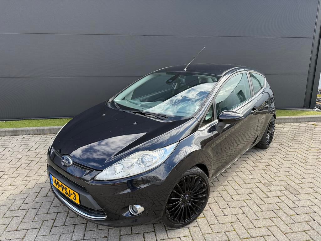 Ford Fiësta 1.25 82PK Titanium CRUISE-AIRCO-APK 03-2027, Voorwielaandrijving, 600 kg, 4 cilinders, Zwart