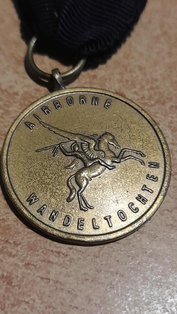 Airborne Wandeltochten medaille, Postzegels en Munten, Penningen en Medailles, Verzenden