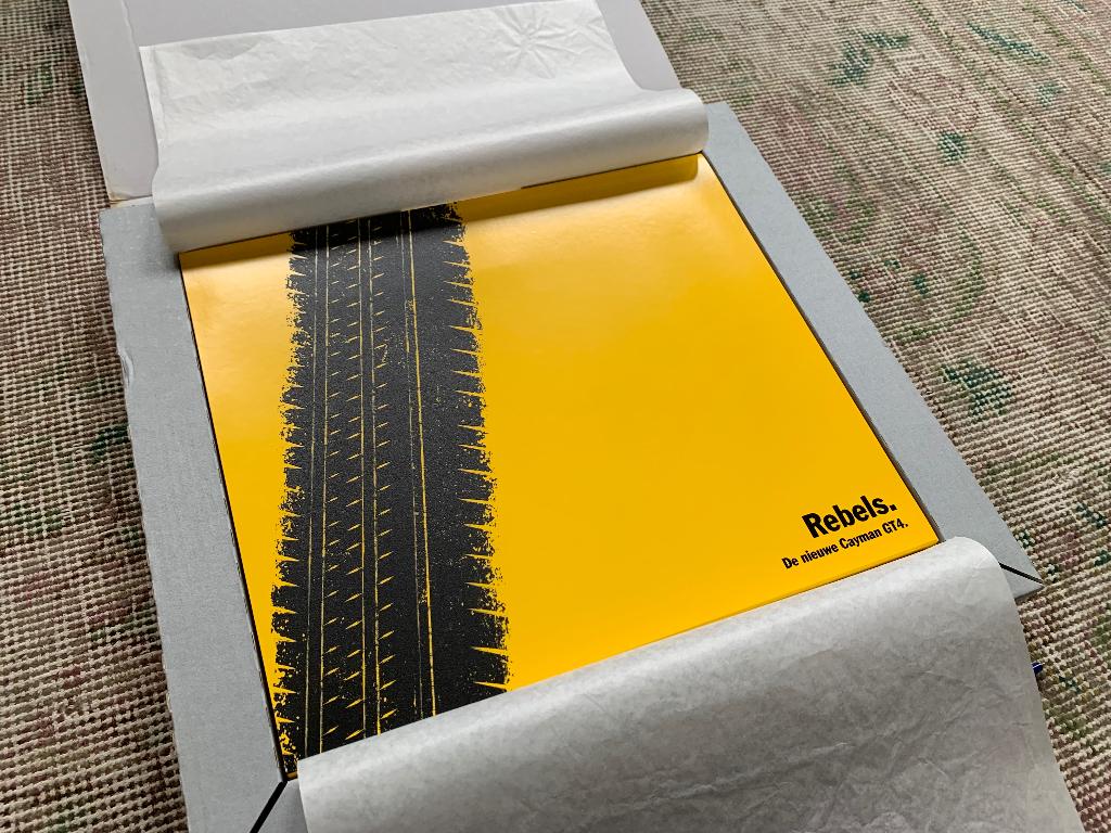 Box met brochure Porsche Cayman GT4 981 2015 met vlag nieuw!, Porsche, Nieuw, Ophalen of Verzenden, Porsche