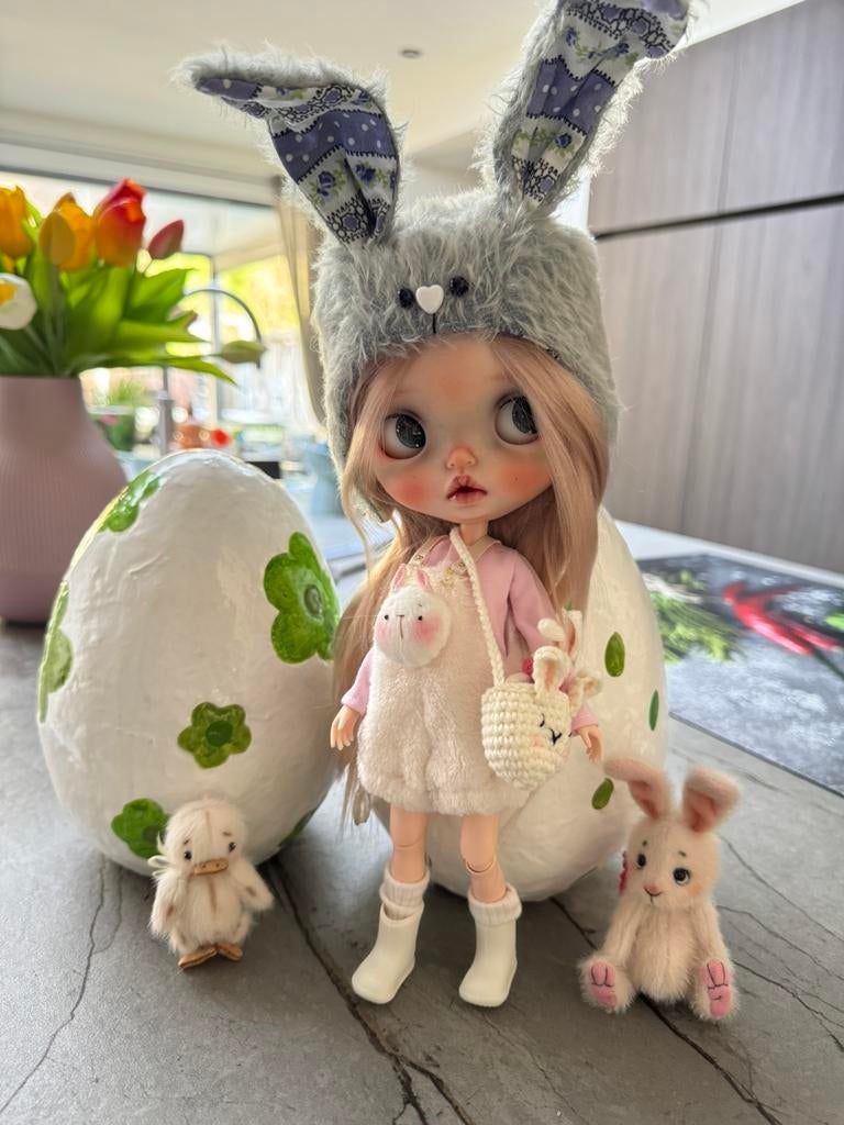 Blythe hat by Dafnery bunny, Ophalen of Verzenden, Zo goed als nieuw, Overige materialen