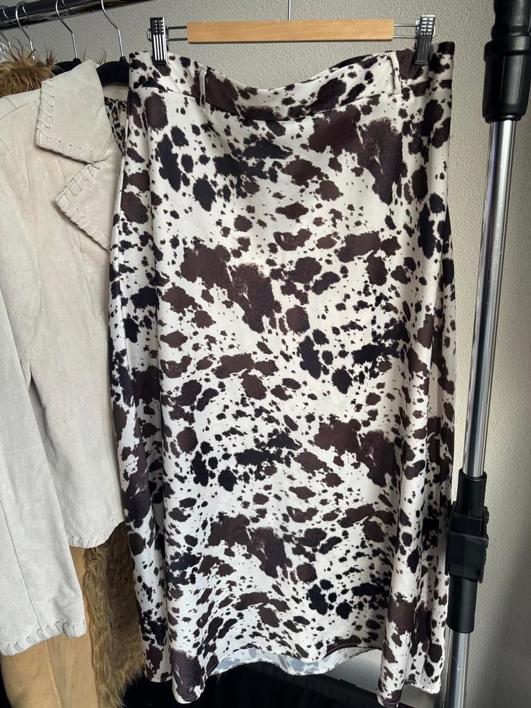 Zara lange losvallende rok met koeien print, Kleding | Dames, Wit, Zara, Maat 42/44 (L), Ophalen of Verzenden