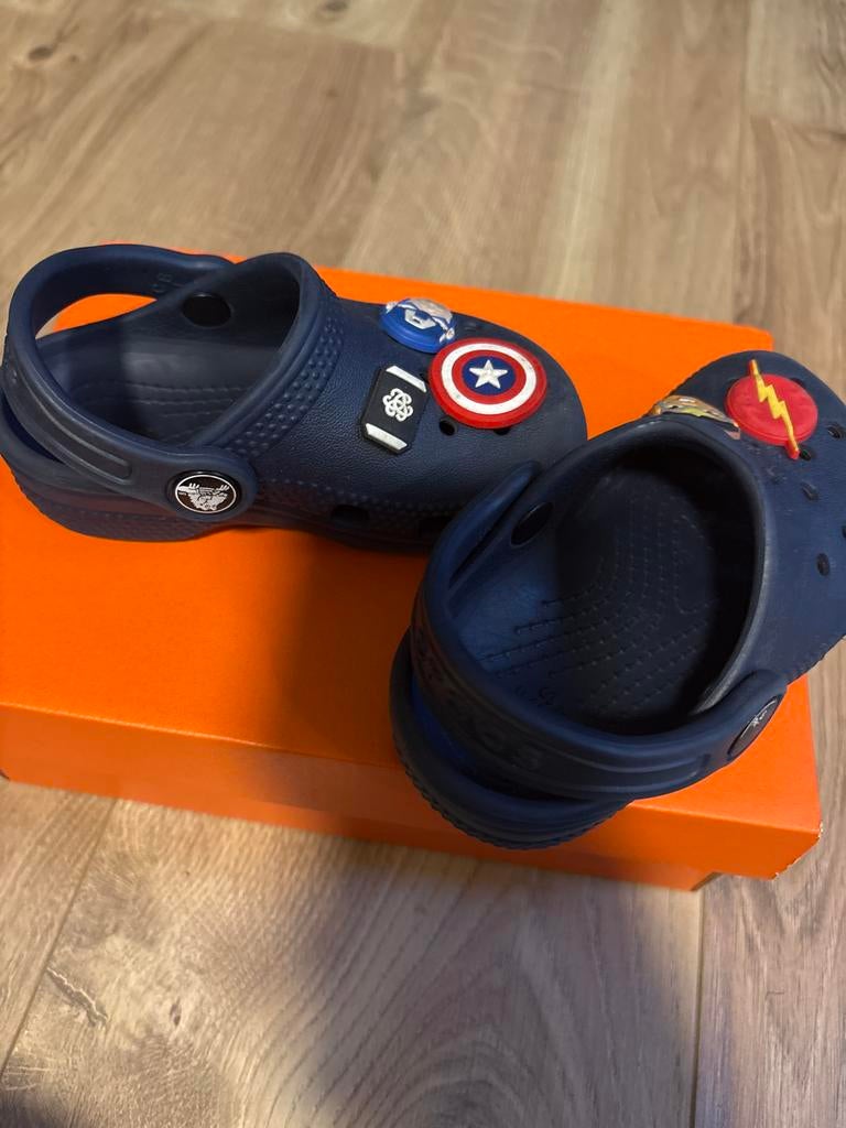 Crocs maat 23 - Donkerblauw met superhelden Jibbitz, Ophalen of Verzenden, Gebruikt, Jongen of Meisje, Schoenen