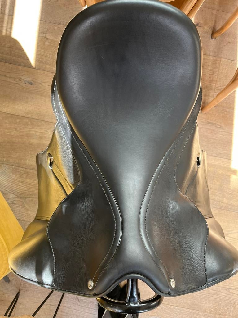 Bates Isabell Werth dressuur zadel 18 inch, Wide (rood), Dieren en Toebehoren, Paarden en Pony's | Zadels, Ophalen of Verzenden