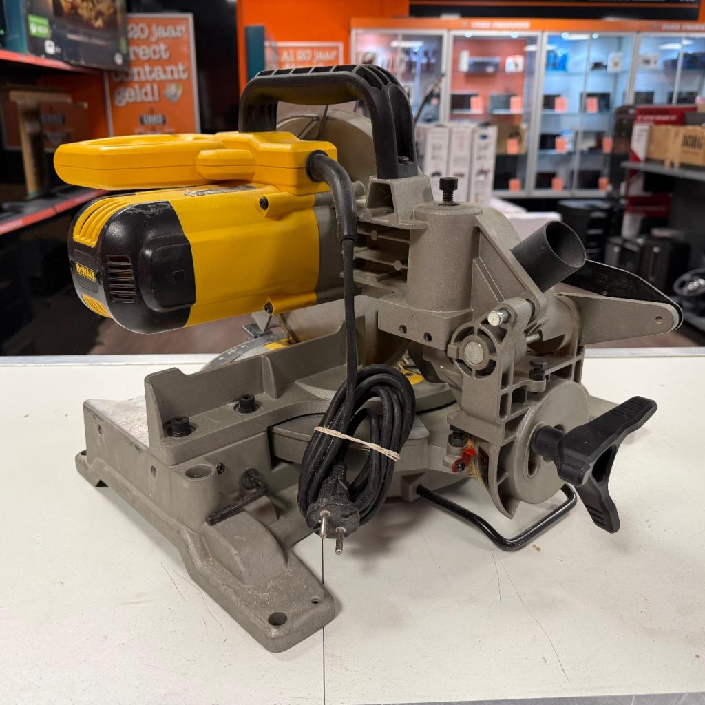 DeWalt DW714 Cirkelzaag, Dewalt, Zo goed als nieuw, Support@dewalt.com, 701 E. Joppa Road
Towson, MD 21286
USA