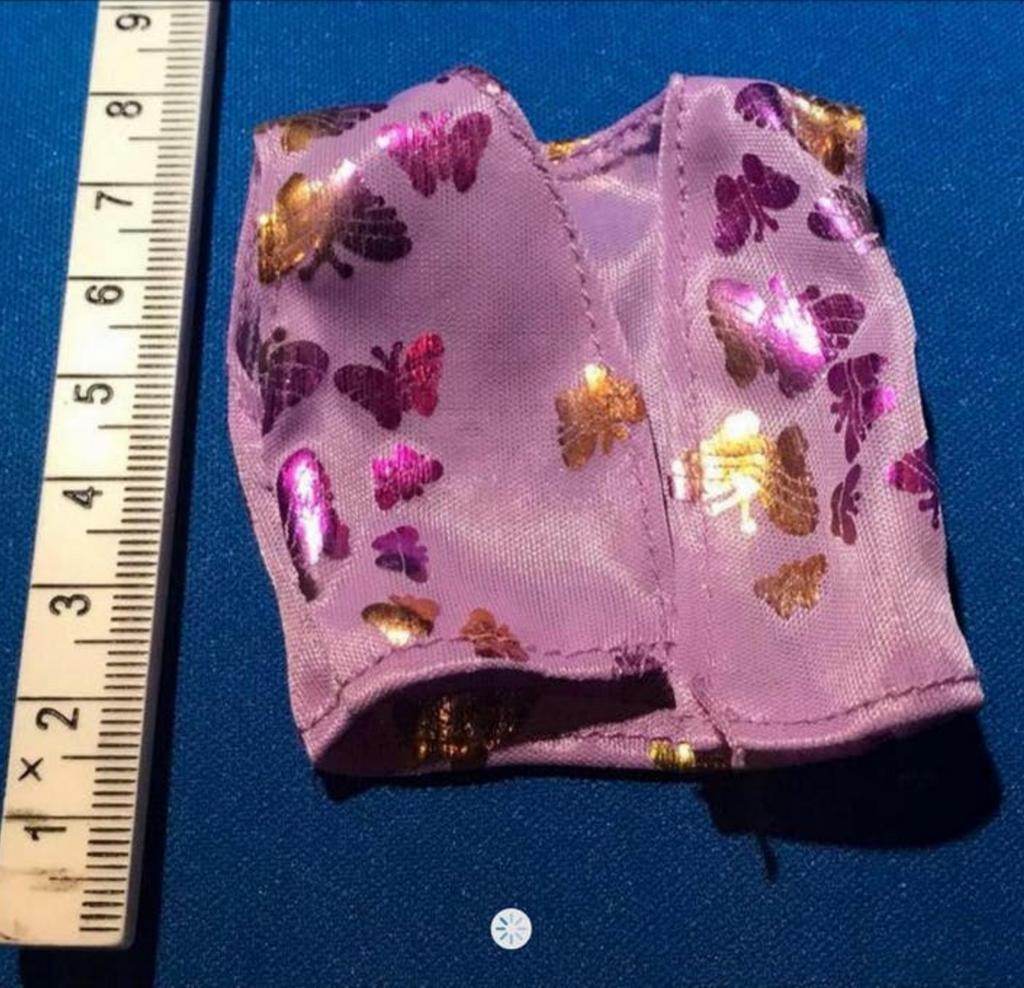 Barbie poppenkleding - Paars vestje met vlinders, Ophalen, Gebruikt