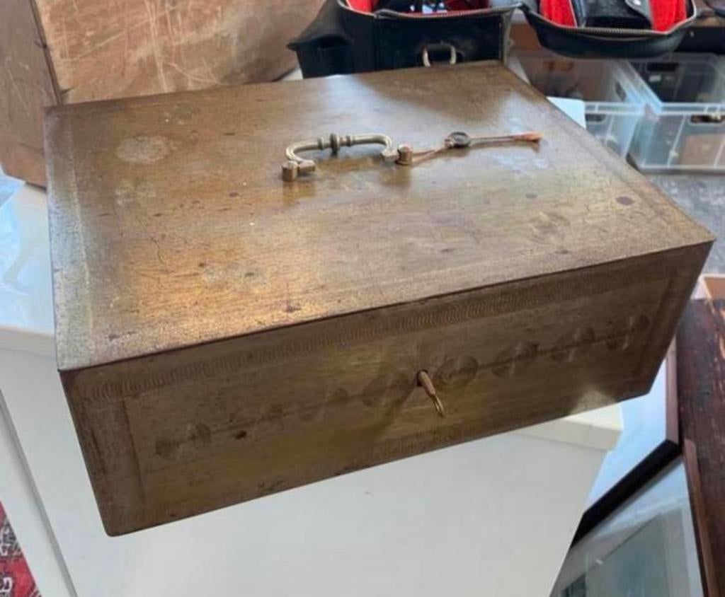 Geldkist moois grote oude metalen Beaumont geldkist, Ophalen of Verzenden