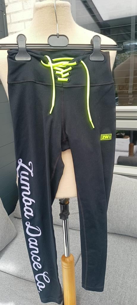 Mooi zwarte Zumba broek met geel/paarse opdruk mt XS zgan, Kleding | Dames, Sportkleding, Ophalen, Zo goed als nieuw, Maat 34 (XS) of kleiner