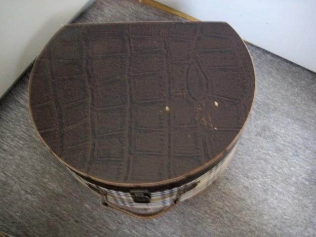 BURBERRY , OVAAL SET, REISKOFFER SIERRADEN OF HOEDENDOOS ,, Ophalen of Verzenden, Zo goed als nieuw, Overige materialen, Minder dan 50 cm