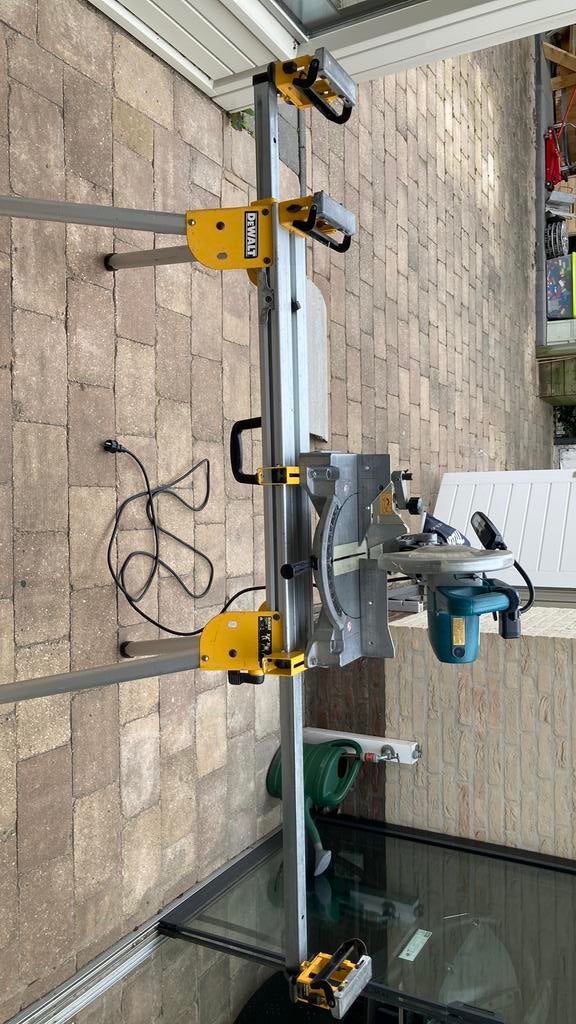 Makita afkortzaag incl zaagbok, Ophalen, Zo goed als nieuw, Afkortzaag, 30 tot 70 mm