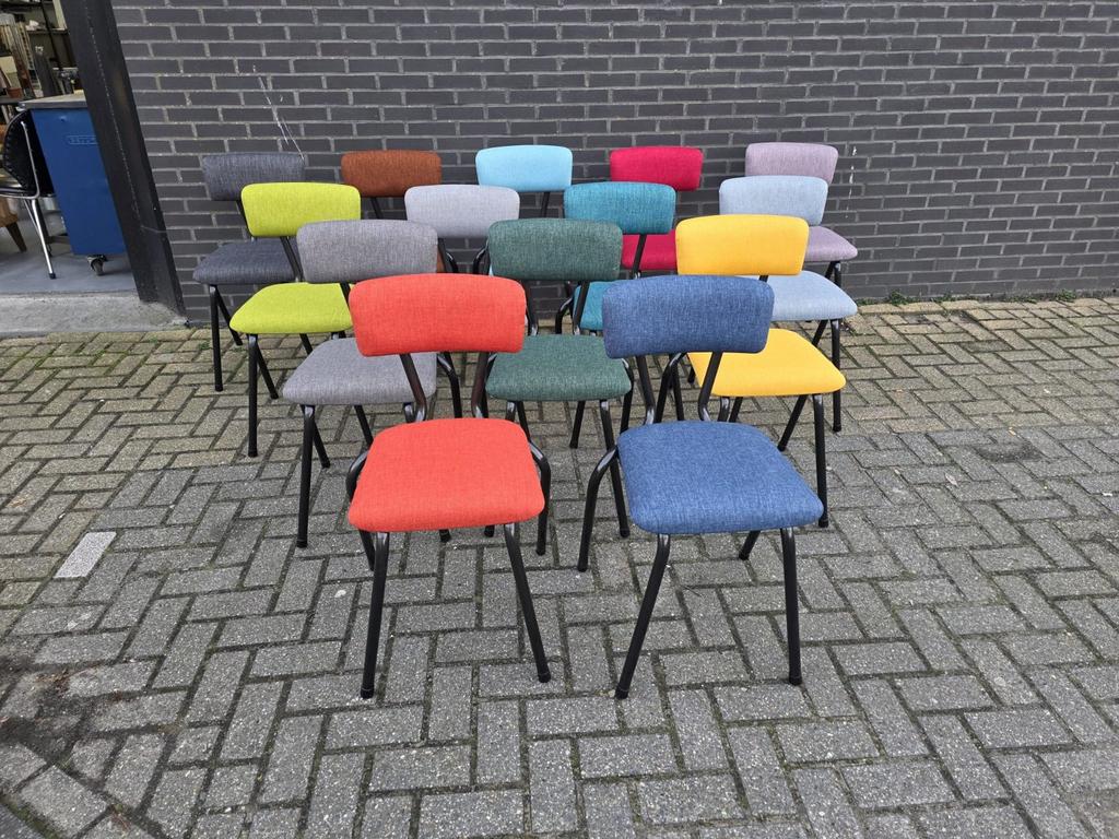 Schoolstoelen nieuw gestoffeerd, Ophalen, Zo goed als nieuw, Metaal, Stapelbaar