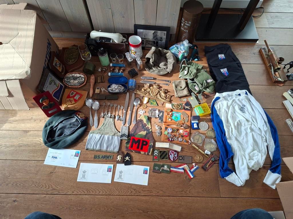 Lot naoorlogs militaria, emblemen, telefoon, oefen smoke pot, Ophalen of Verzenden, Landmacht, Nederland, Embleem of Badge