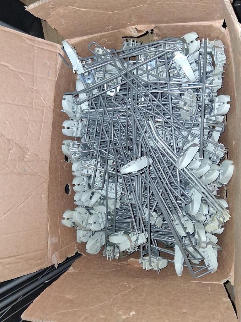 Partij metalen haken en platen voor winkelinrichting, Ophalen