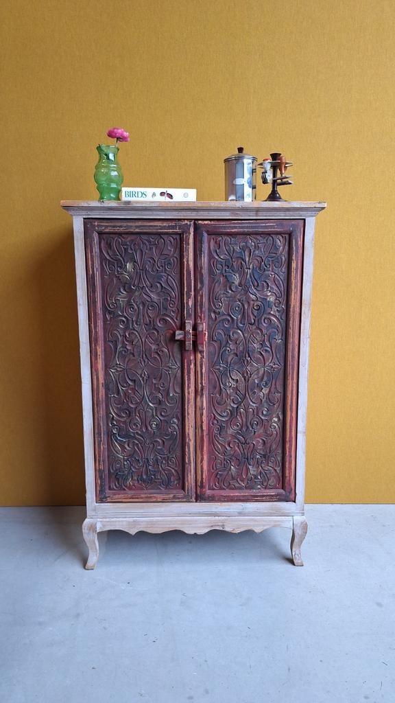 Houten vitrinekastje met houtsnijwerk, glazen schapjes, Ophalen