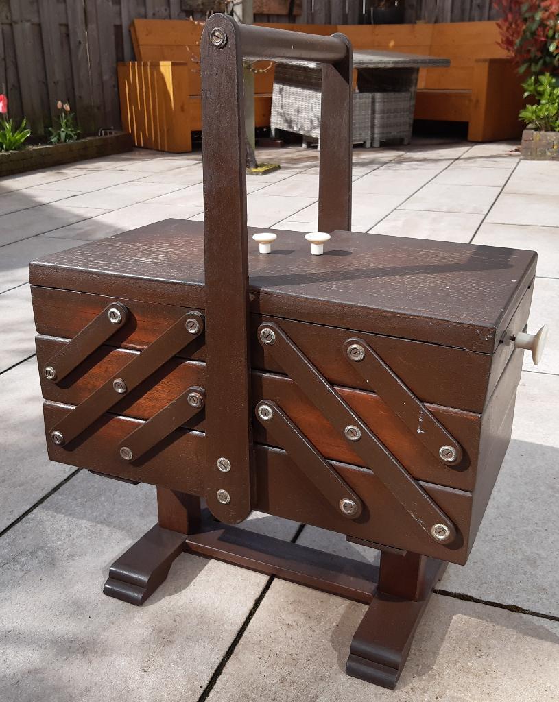 Grote ouderwetse naaibox met inhoud, Ophalen, Gebruikt, Overige typen