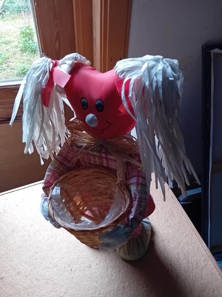 Decoratieve pop van stro en textiel, Ophalen