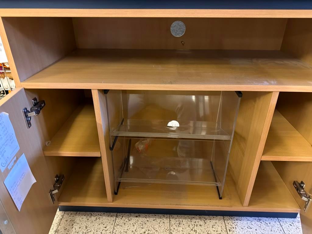 Houten TV-meubel met glazen deuren en opbergruimte, Huis en Inrichting, Kasten | Televisiemeubels, Ophalen, Gebruikt, 100 tot 150 cm