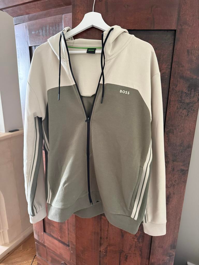 Trainingspak Boss, nieuw, maat L(valt groot),  groen/beige, Kleding | Heren, Maat 52/54 (L), Nieuw, Ophalen of Verzenden, Groen