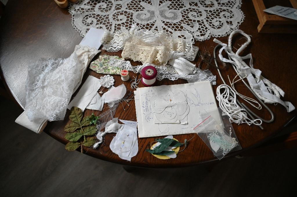 Stof en kant om oude mutsen te maken., Overige materialen, Overige kleuren, 120 cm of meer, 200 cm of meer