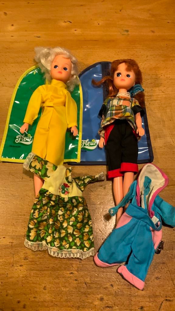 2 Fleur modepoppen met kledinghoes en kleding, Ophalen of Verzenden, Gebruikt, Fashion Doll