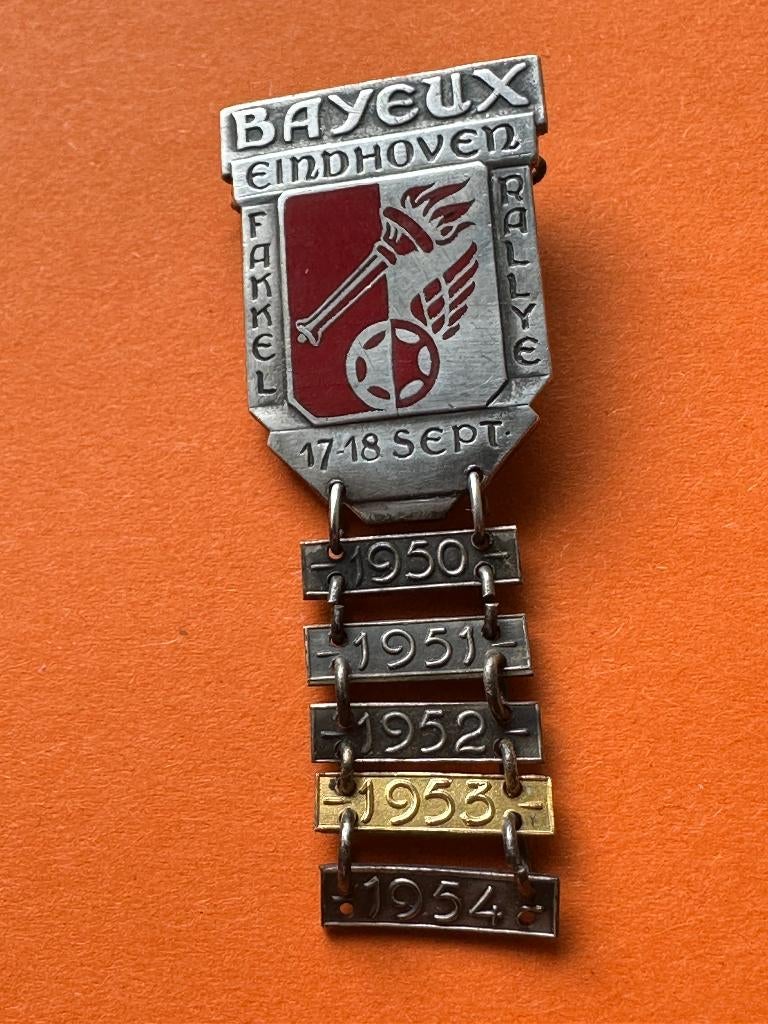 Fakkel rallye Bayeux Eindhoven badge. Vijftiger jaren., Ophalen of Verzenden, Gebruikt, Gebruiksvoorwerp