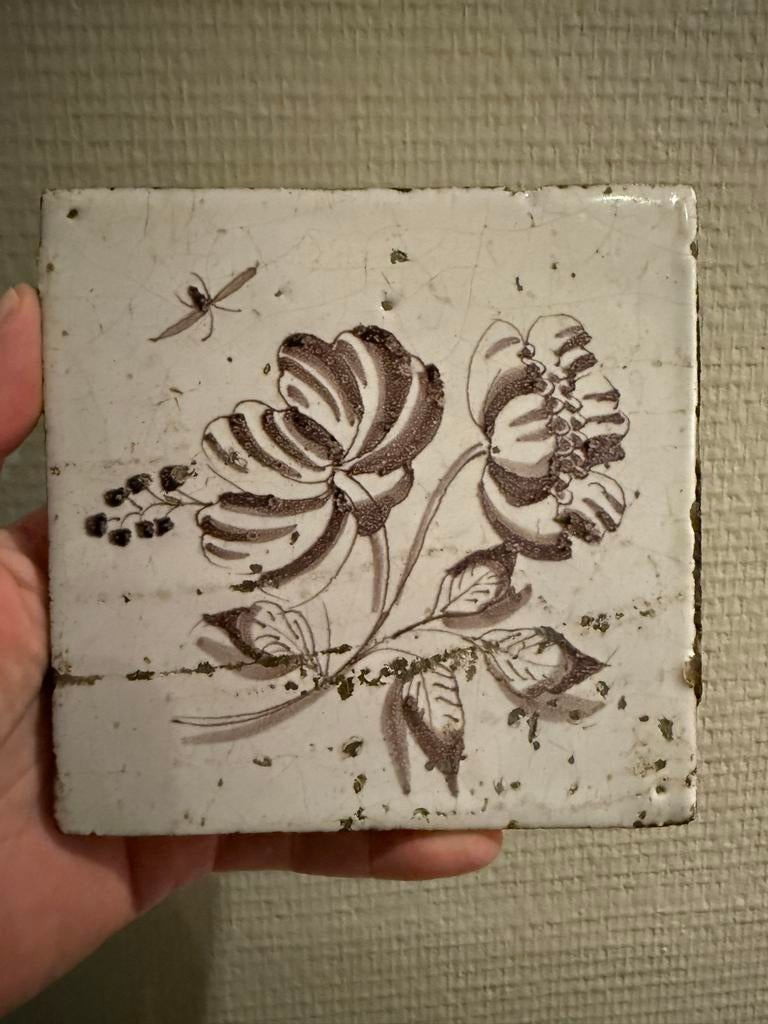 Antieke Tegel met Mangaan Decor en Bloemen, Ophalen of Verzenden