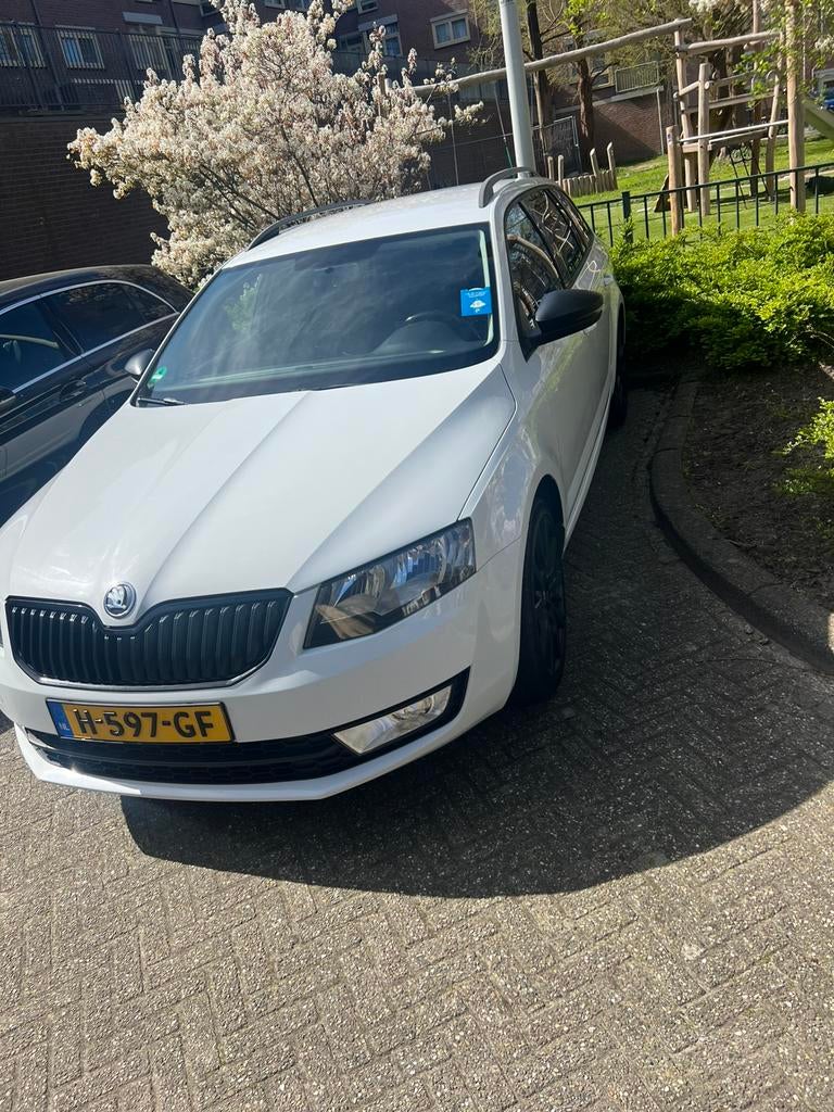 Skoda Octavia 1.2 TSI 77KW Combi 2014 Wit, Auto's, Voorwielaandrijving, Zwart, 4 cilinders, 620 kg