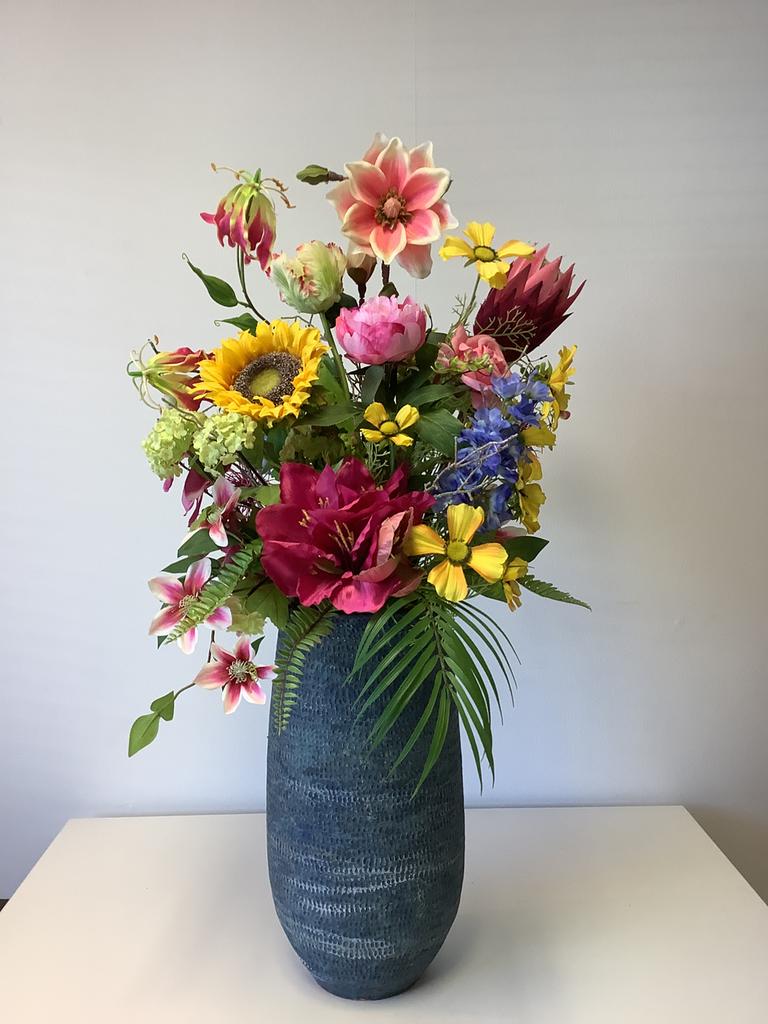 Zeer hoog fleurig boeket opgemaakt in stenen pot 95 hoog, Huis en Inrichting, Woonaccessoires | Kunstplanten en Kunstbloemen, Zo goed als nieuw