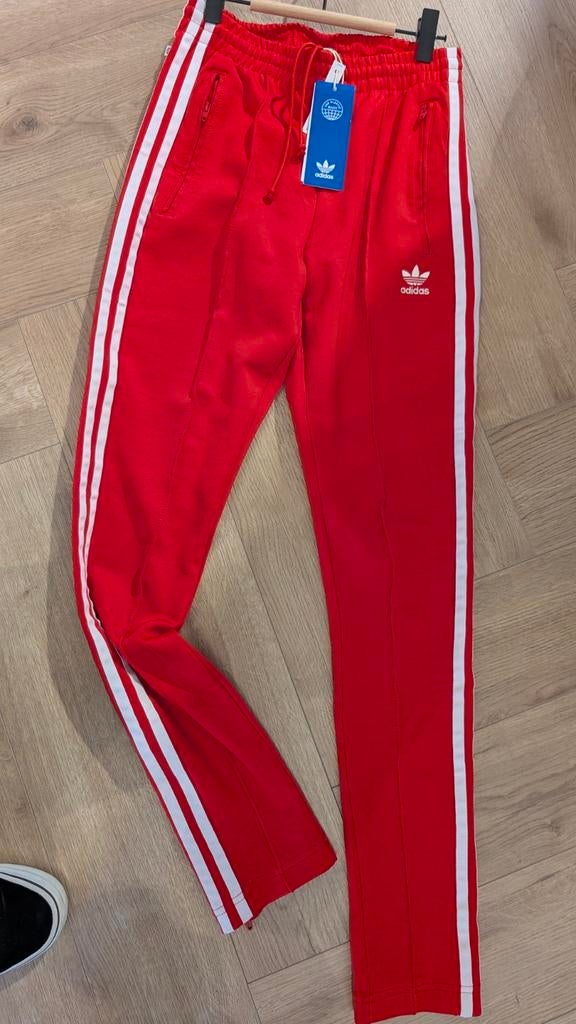 Adidas Joggingbroek Rood - Nieuw met prijskaartje, Maat XS, Kleding | Dames, Adidas, Nieuw, Ophalen of Verzenden, Maat 34 (XS) of kleiner