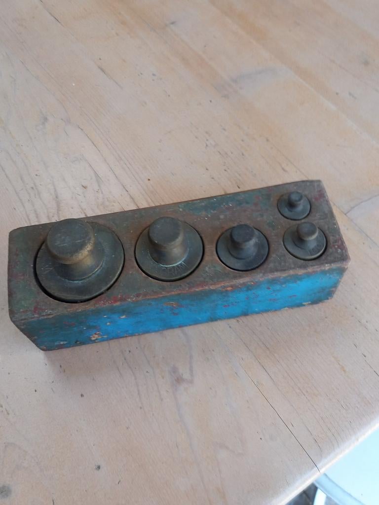 Oude koperen gewichten in origineel houten blok, Ophalen of Verzenden