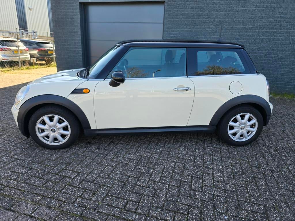 Mini 1.4 16V ONE 55KW 2009 Wit Km12066 n.a.p Rijdt Goed, Voorwielaandrijving, Stof, Zwart, 4 cilinders