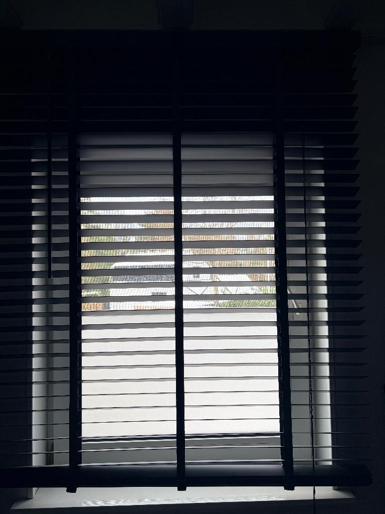 Houten jaloezieën, Ophalen, Zo goed als nieuw, Zwart, 150 tot 200 cm