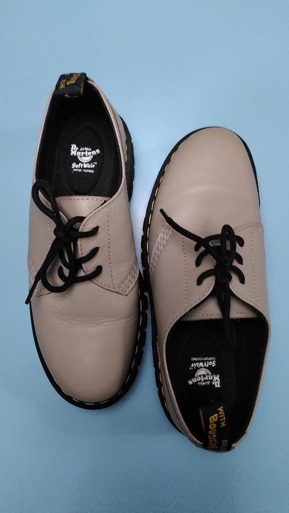 dr. martens maat 42 beige plateau zool., Kleding | Dames, Schoenen, Beige, Overige typen, Ophalen of Verzenden, Dr. Martens