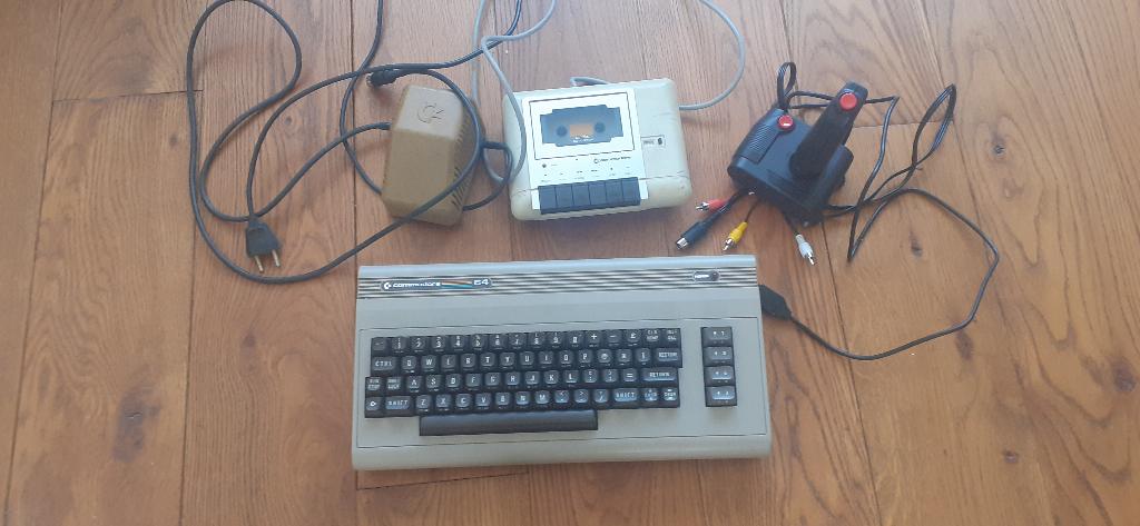 C64 complete set. Datasette, Power supply, joystick, kabel, Computers en Software, Ophalen of Verzenden, Commodore 64